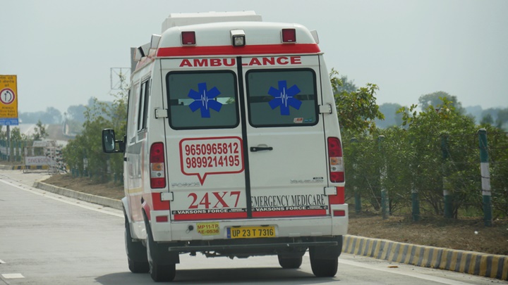 印度一名車禍傷者因救護車太殘舊沒法開門失救亡。iStock示意圖，非涉事車輛