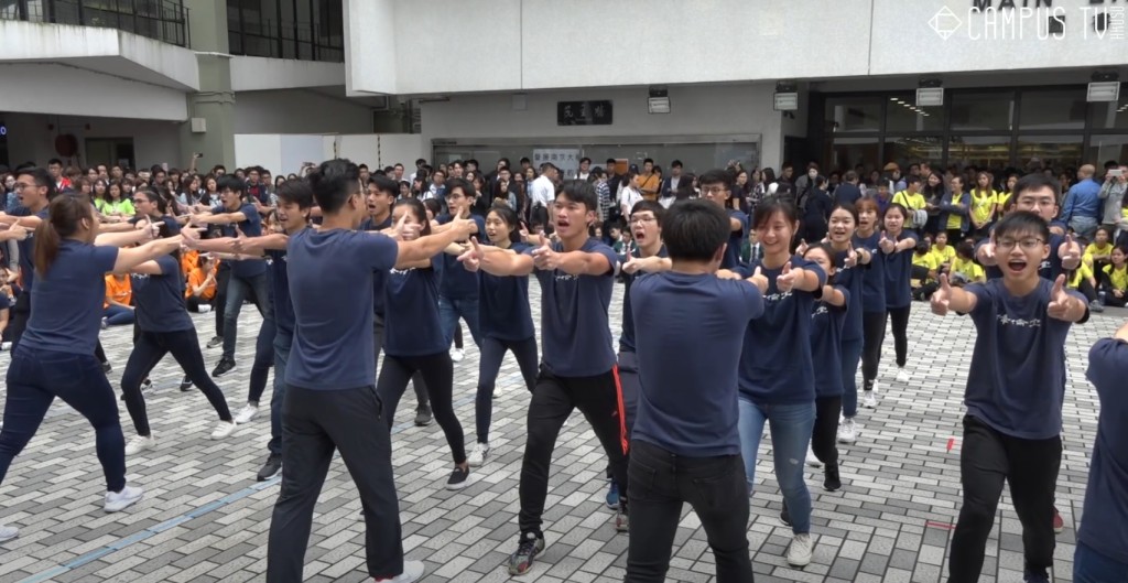 港大的舍堂亦曾舉辦獨特的「Dem cheer」比賽。(圖片來源：香港大學學生會校園電視Youtube影片截圖)