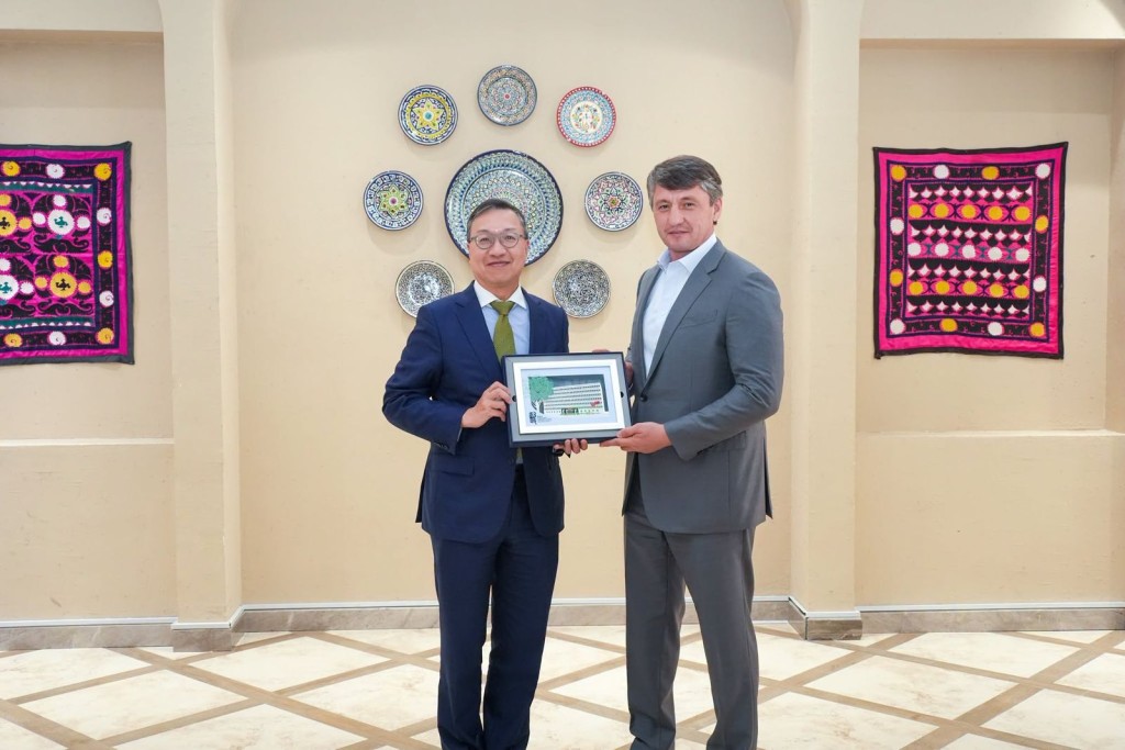 林定國與塔什干市長Umurzakov Shavkat Buranovich進行午餐會面。林定國FB 林定國與塔什干市長Umurzakov Shavkat Buranovich進行午餐會面。林定國FB
