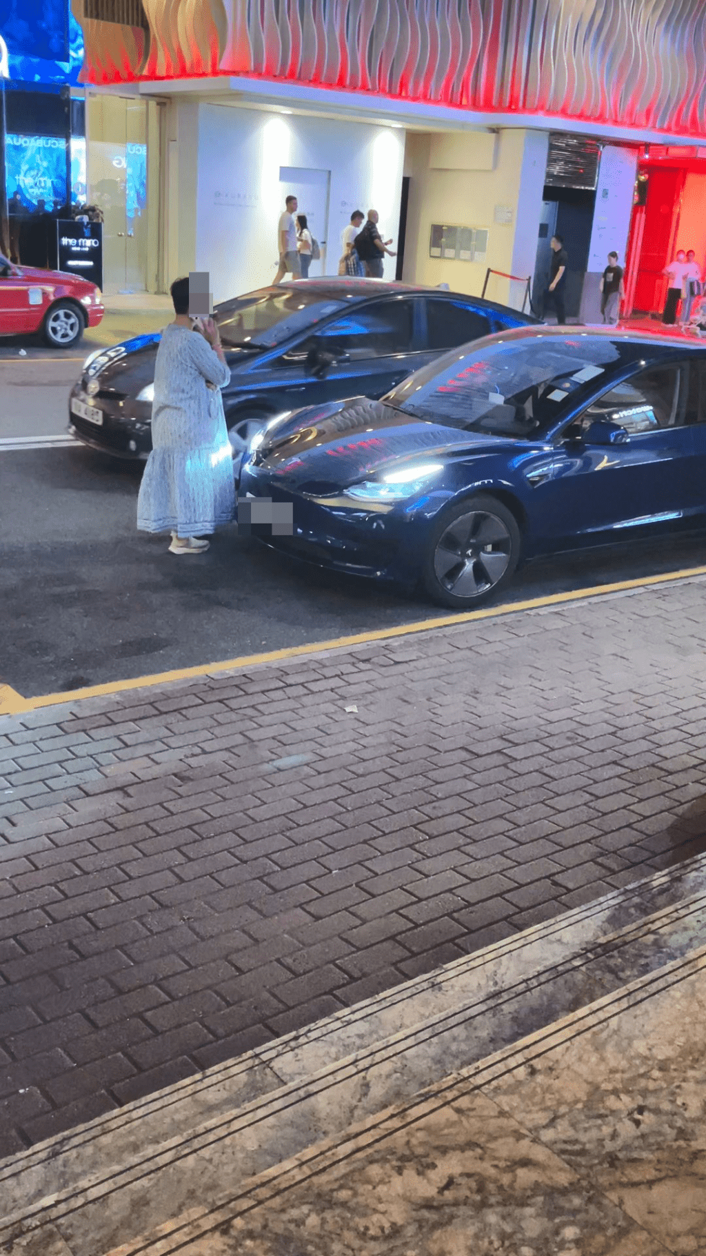 長裙女子指司機涉嫌違例泊車。 長裙女子指司機涉嫌違例泊車。