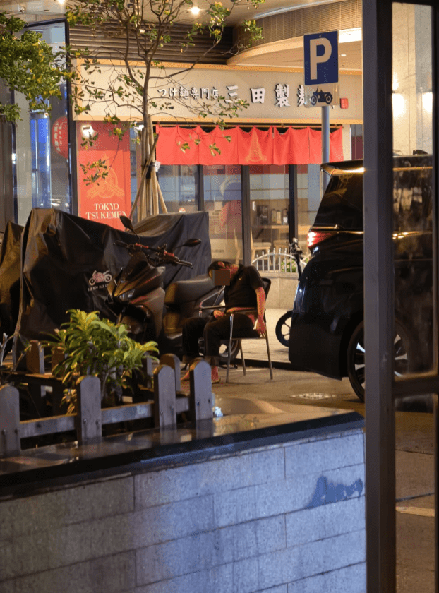 尖沙咀酒吧男子疑注射毒品亡 遭抬落街弃尸櫈上。读者提供图片 尖沙咀酒吧男子疑注射毒品亡 遭抬落街弃尸櫈上。读者提供图片