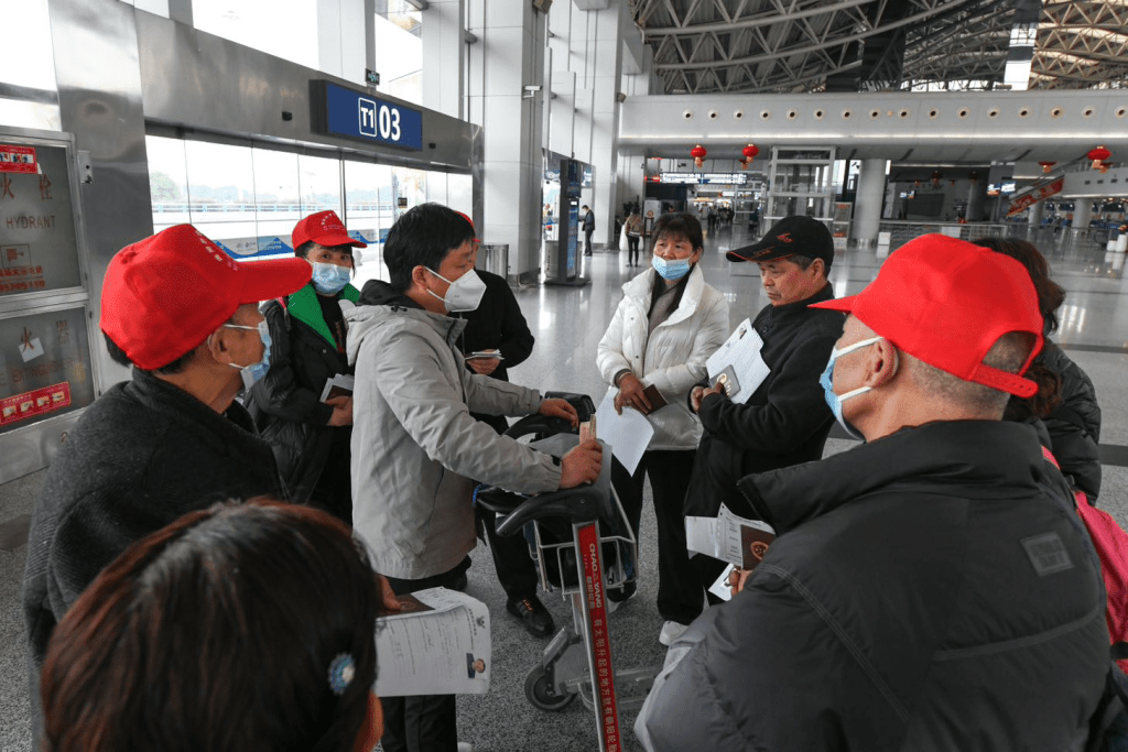 出境旅行团增加，2月10日，在成都双流国际机场T1航站楼，旅行社领队向赴泰旅行团讲解注意事项。 新华社