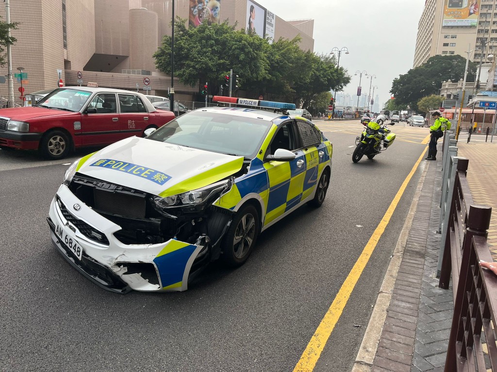 警車車頭損毀。