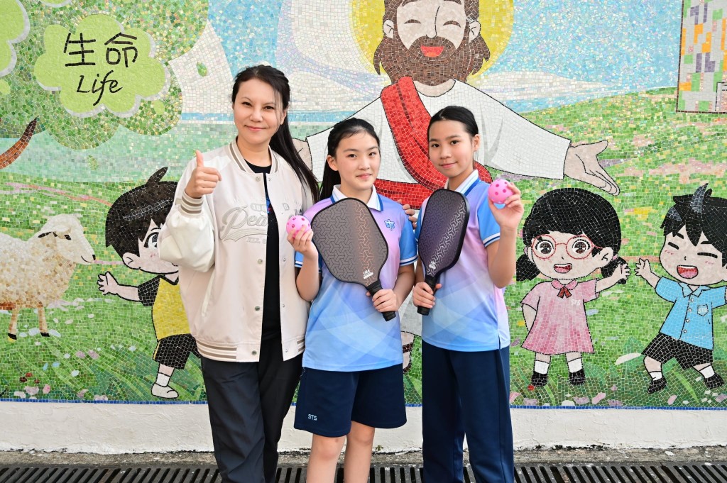 （左起）西贡崇真天主教学校（小学部）体育科主任熊少茵老师、刘凯晴和袁芷情。（图片来源：《亲子王》）