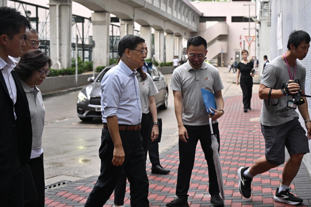 李家超今日(26日)联同民青局局长麦美娟等到深水埗落区。 李家超今日(26日)联同民青局局长麦美娟等到深水埗落区。