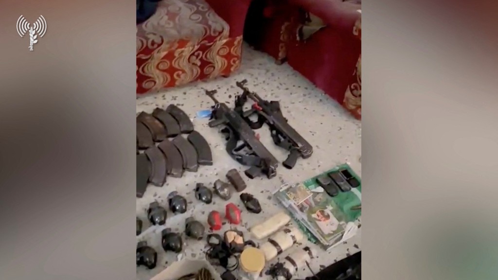 以軍指在阿德萬醫院搜獲大批武器彈藥。路透社