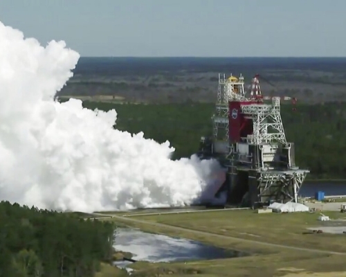 美国太空总署测试「太空发射系统」重型火箭，确认其成功运作。AP图