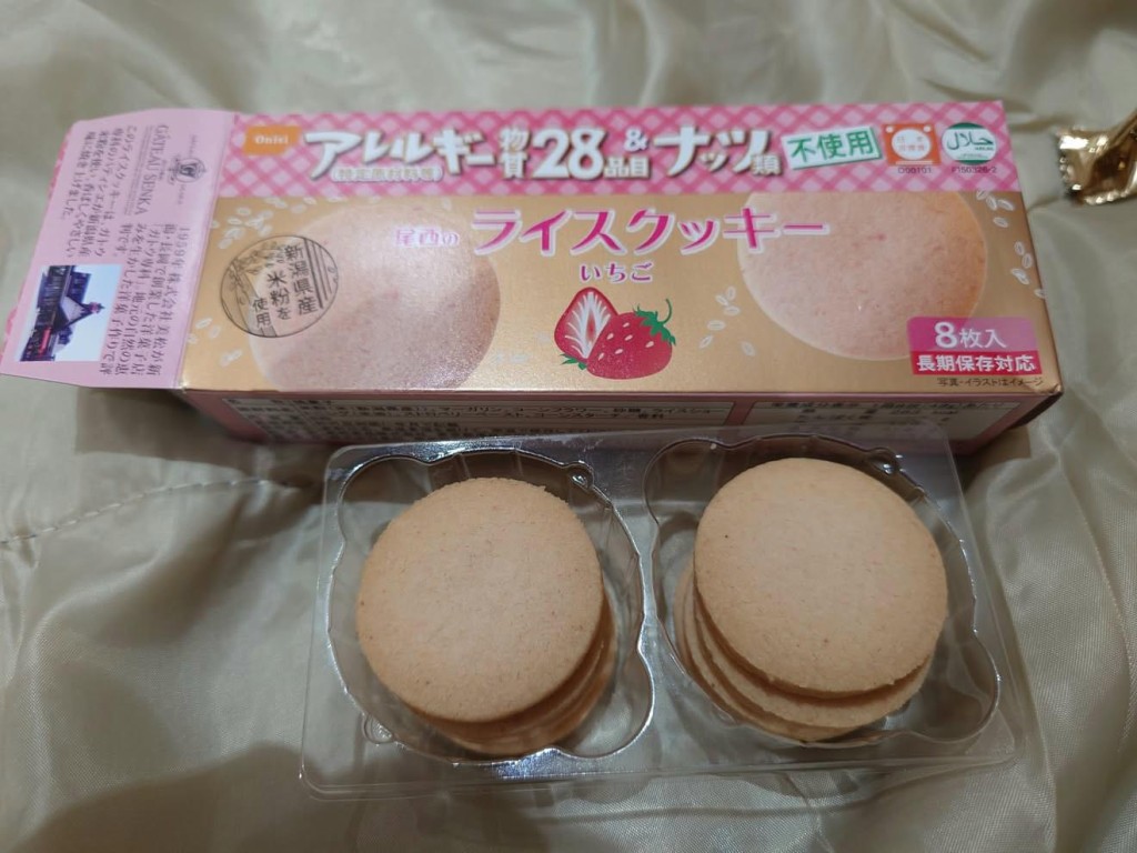 機場向滯留人士派發食物。 機場向滯留人士派發食物。