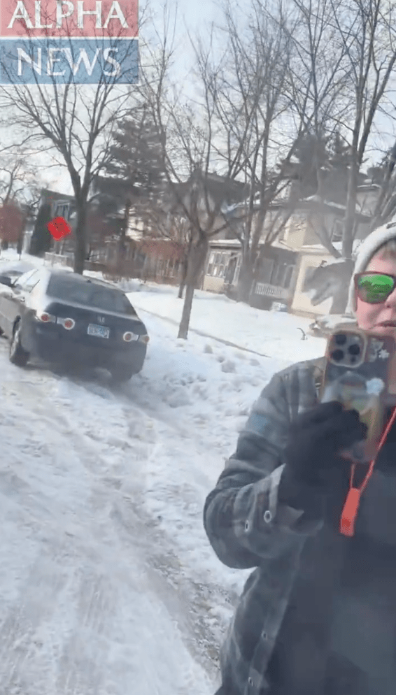 古德的妻子貝卡在車外與羅斯交涉,強調自己是美國公民,並舉起手機錄影羅斯。 古德的妻子貝卡在車外與羅斯交涉,強調自己是美國公民,並舉起手機錄影羅斯。