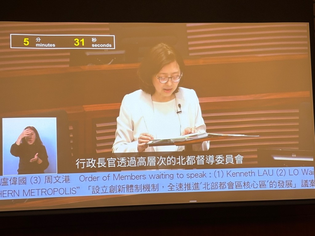 實時字幕服務較現場直播延遲18至19秒，並自動生成後製字幕，基本上沒有任何太大的錯。黃子龍攝