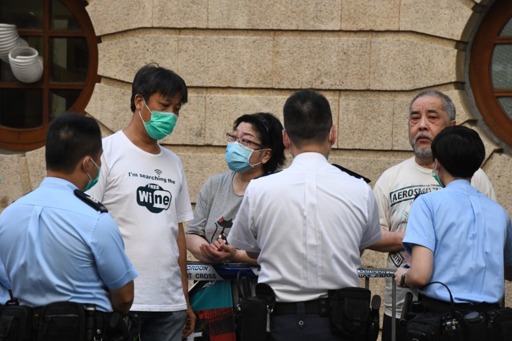 死者家人聞惡耗到場。 黃文威攝