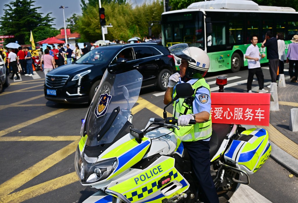 警察確保高考考場交通順暢。新華社