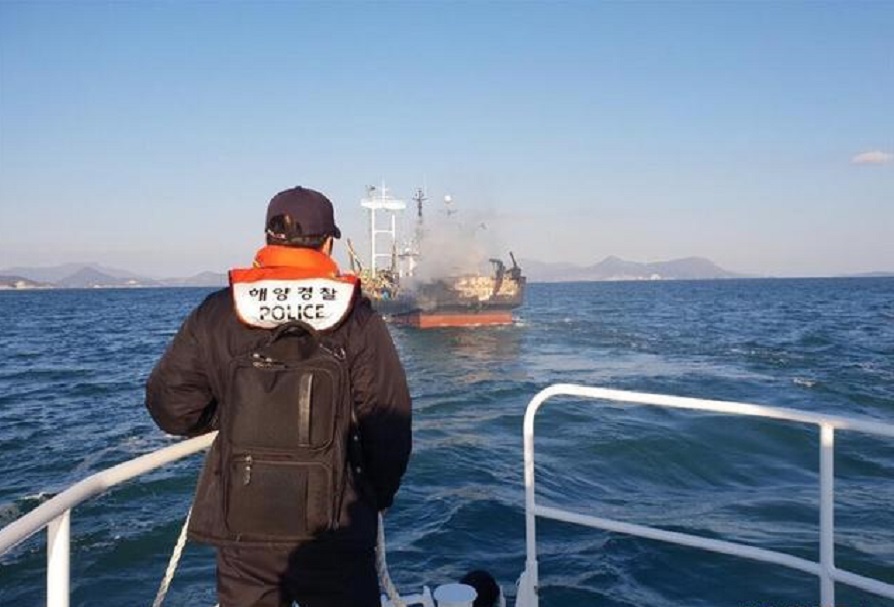 南韓漁船火警海警繼續搜救。新華網圖片