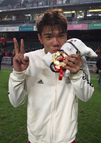 從熱刺跟操後趕返的陳肇麒為港隊攻入追和一球。 從熱刺跟操後趕返的陳肇麒為港隊攻入追和一球。