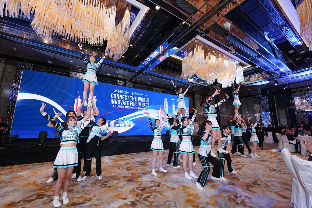 Michelle 與競技啦啦隊隊友為科大商學院校友重聚晚宴表演，技驚四座。