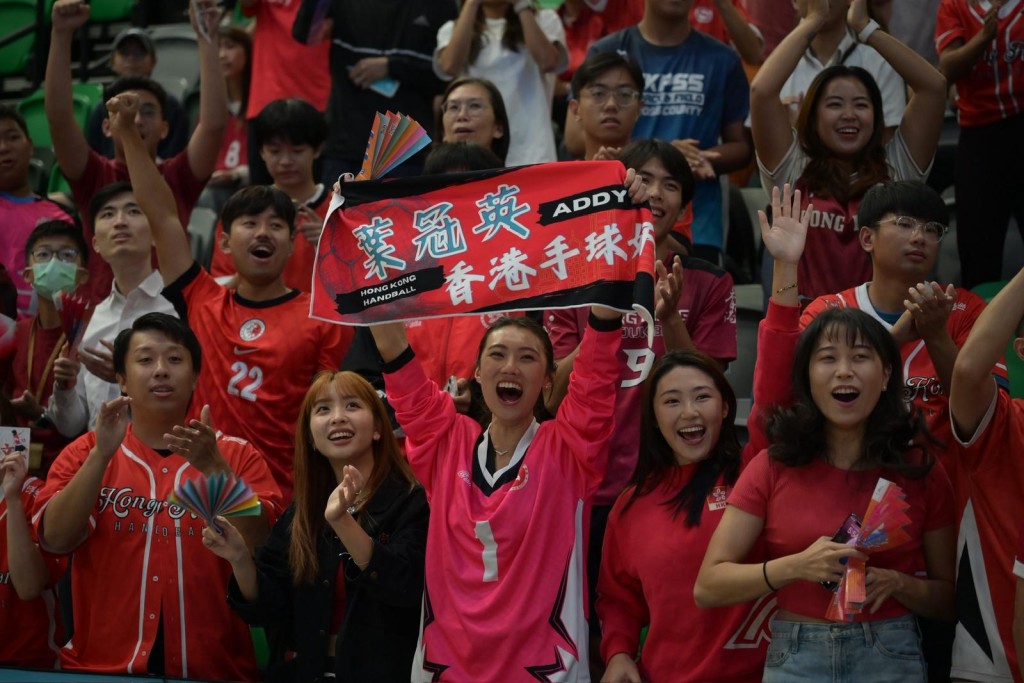 球迷連日來在場內熱情叫喊，為港隊落力加油。何君健攝