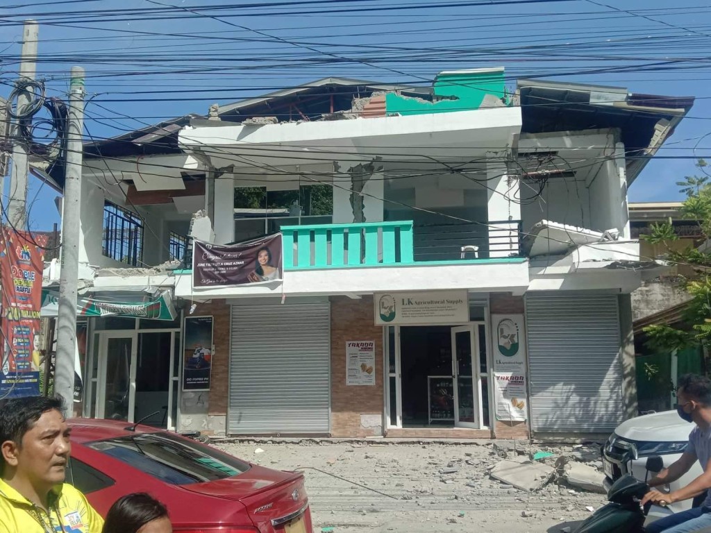 菲律賓議員分享地震圖片，有房屋在地震下受損。網圖