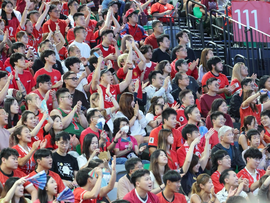 球迷聲嘶力竭為港隊加油。徐嘉華攝 球迷聲嘶力竭為港隊加油。徐嘉華攝