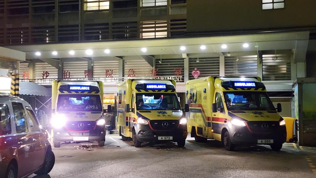傷者由救護車送到伊利沙伯醫院治理。