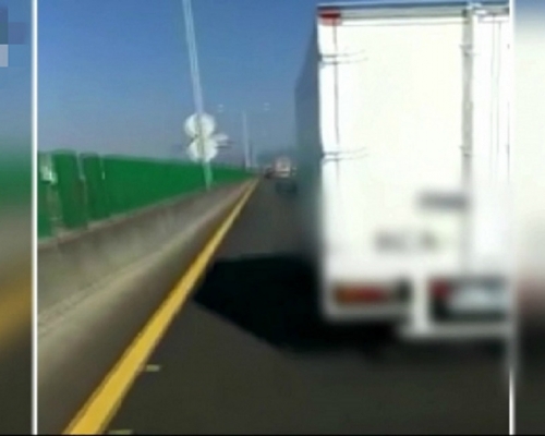 一輛救護車被前面的貨車擋住。 網上圖片