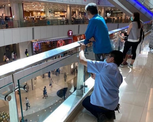 網上流傳有人扭鬆螺絲。Mi Lin Cheng FB
