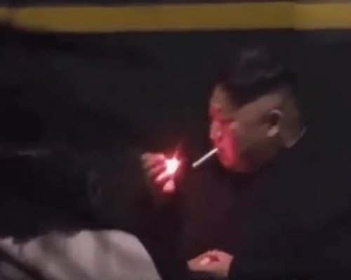 北韩领袖金正恩被日媒拍摄到在月台上抽烟。（网图)