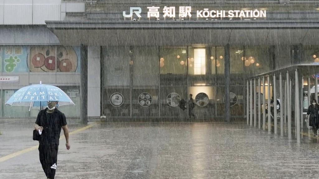 颱風瑪娃（Mawar）逼近日本﹐高知縣周五橫風橫雨。 美聯社