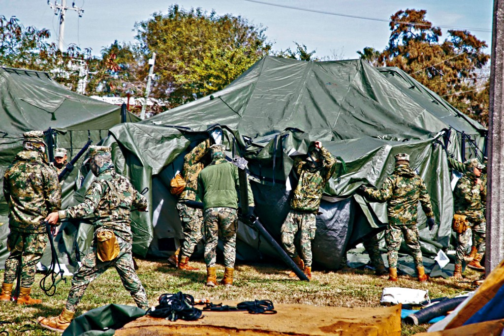 墨西哥海軍周三在鄰近美國的邊境搭建臨時帳篷。