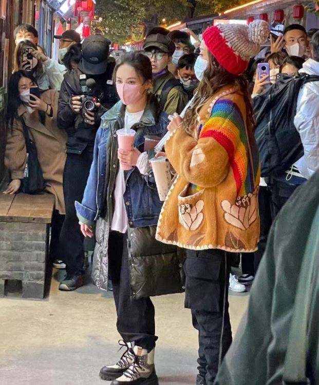 阿嬌(左)跟祖兒在市集拍攝,引來大批人圍觀。