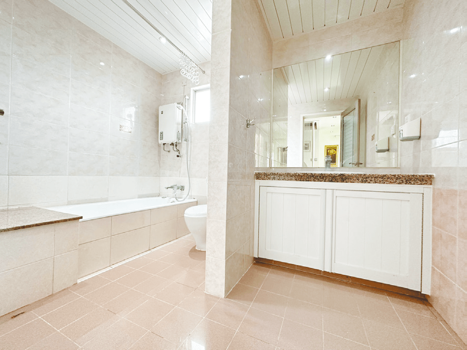浴室光潔企理，備有浴缸設備，讓住客浸浴放鬆。