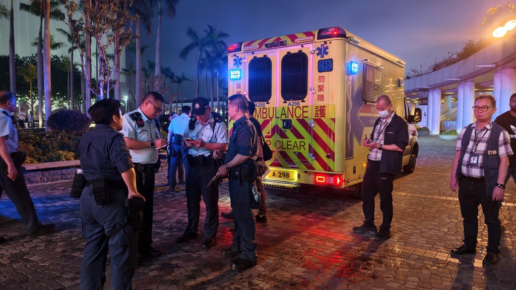 搜救人员到场将女子救起。