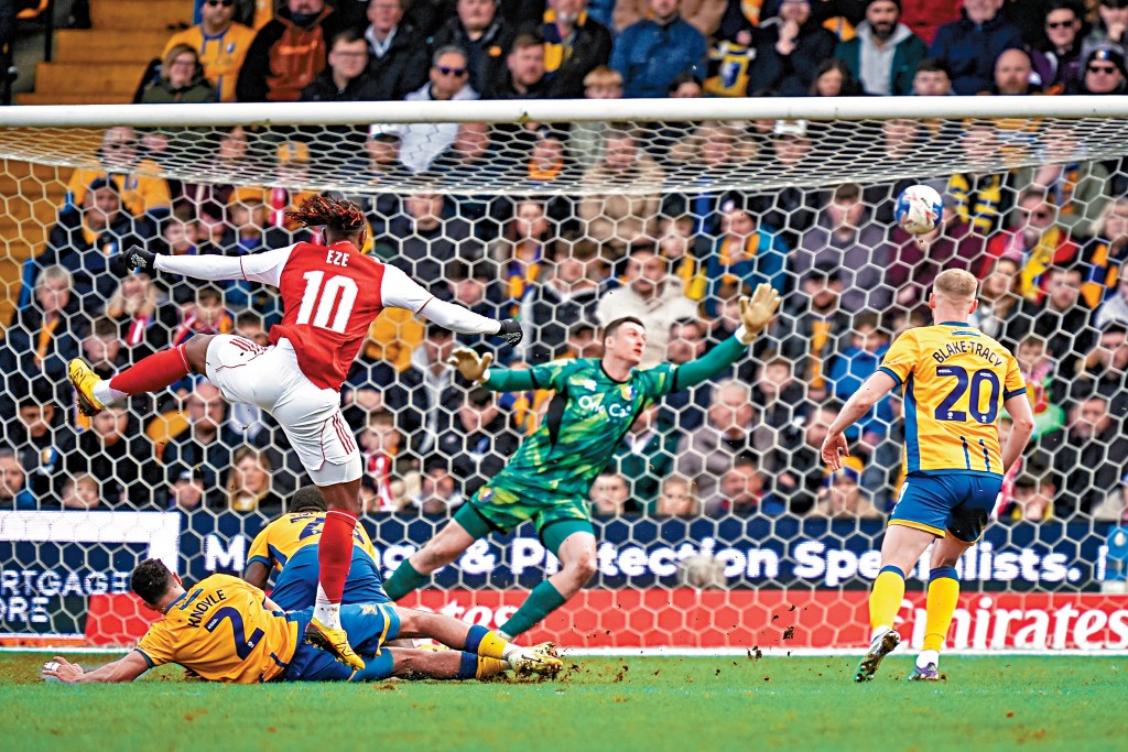 伊斯（紅衫10號）為阿仙奴奠定勝局。