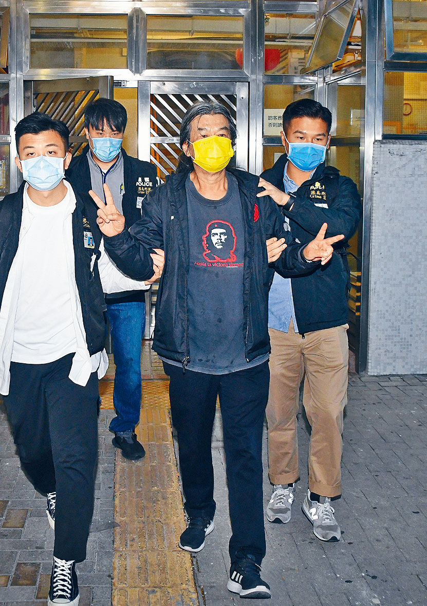 梁國雄被拘捕帶走時展示V字手勢。