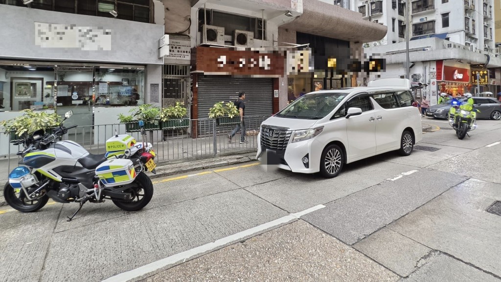 警方港島總區交通日,區內交通黑點採取執法行動。警方提供