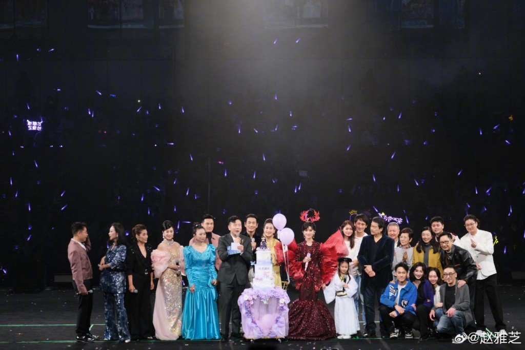 三代同堂站在一起，十分養眼。