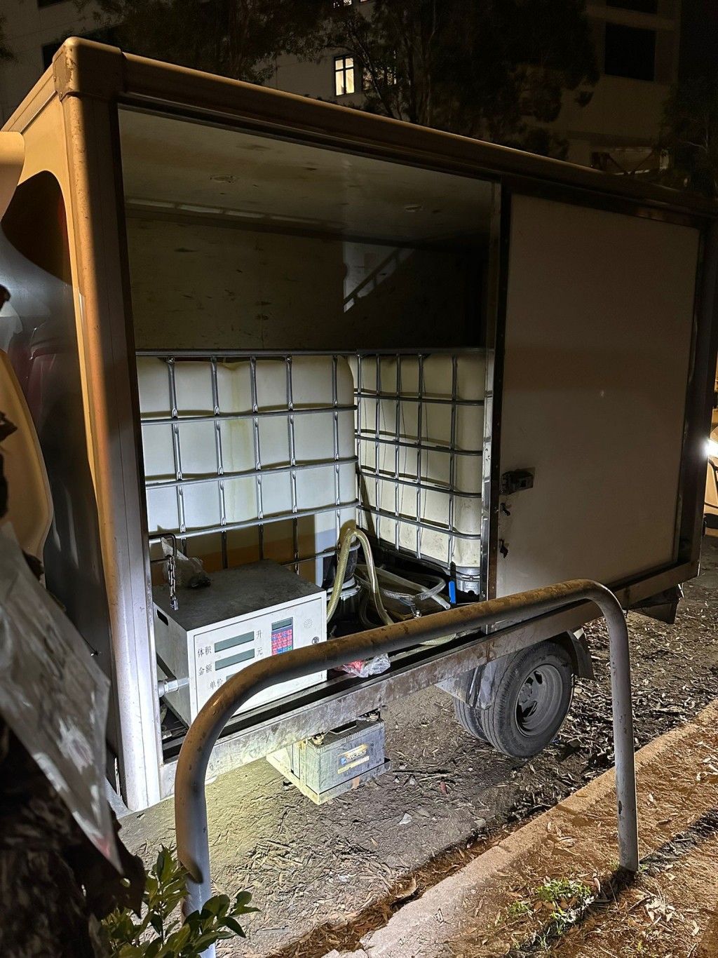 警方及消防處發現大批入油工具。警方提供
