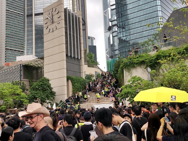 參與人士身穿黑衣響應。讀者提供
