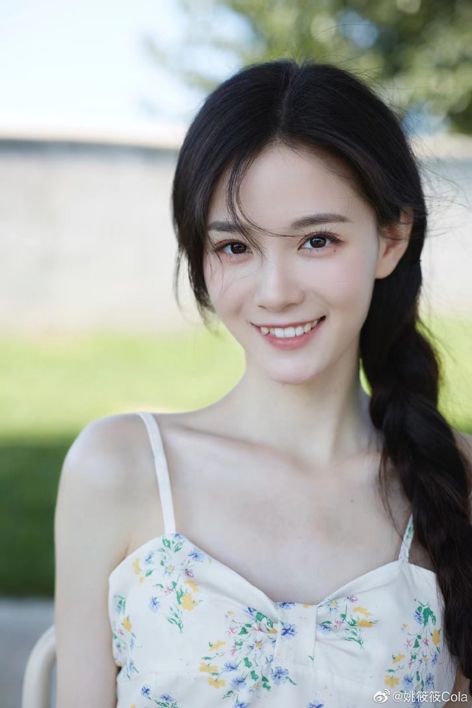 25岁姚筱筱曾因标志性可爱虎牙被内地网民称为「虎牙女神」。