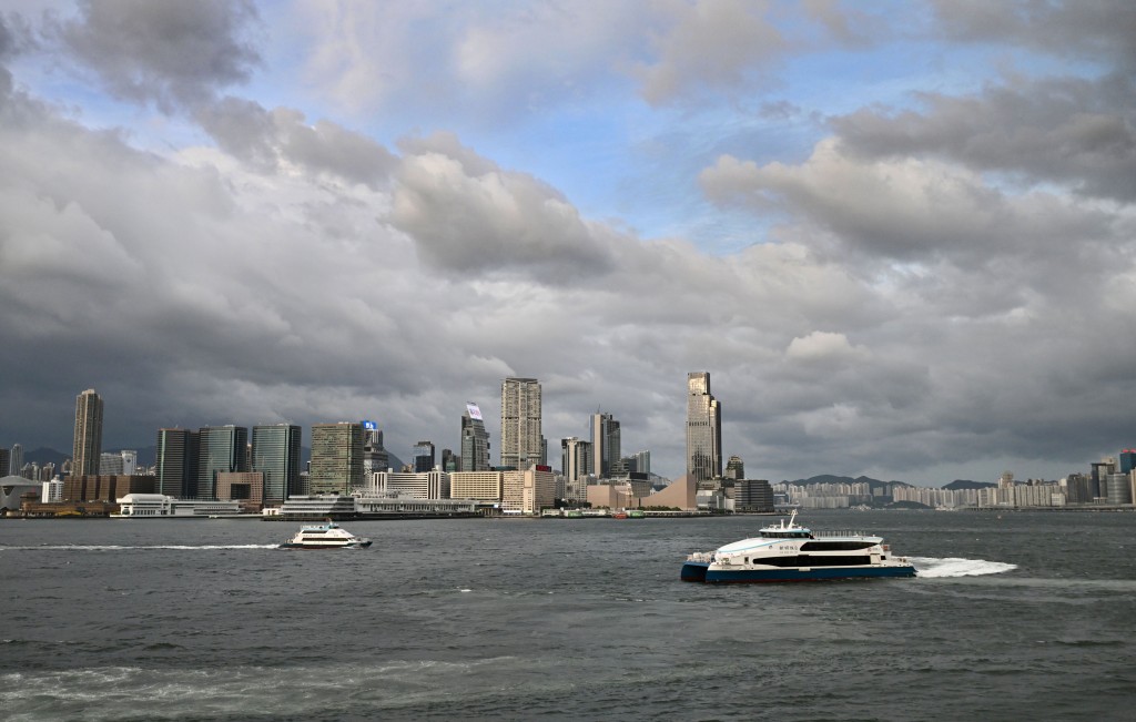 维多利亚港美景是香港名片之一，吸引世界各地旅客。资料图片