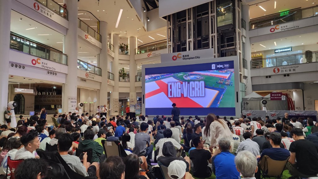 逾400名球迷到奧海城睇波。黎志偉攝 逾400名球迷到奧海城睇波。黎志偉攝