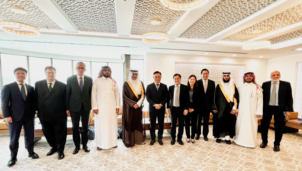 張國鈞（左六）及代表團與沙特阿拉伯王國司法部副大臣Najem bin Abdullah al-Zaid博士（左五）及其他與司法有關的政府高級官員合照。政府新聞處