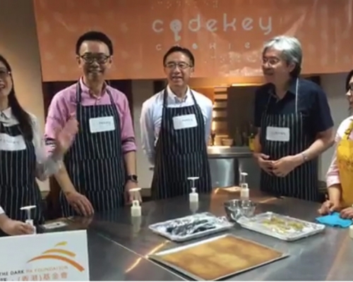 曾俊華（右）與田北俊（中）一同學習製作竹炭月餅。網上截圖