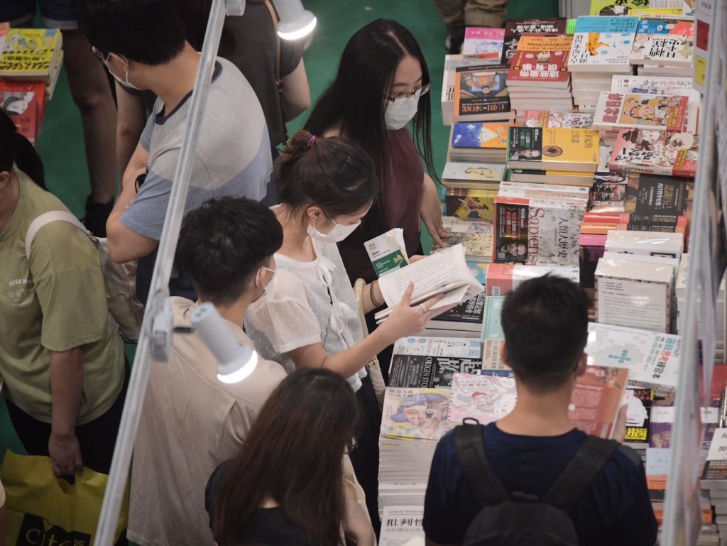 書展晚上不乏人流。