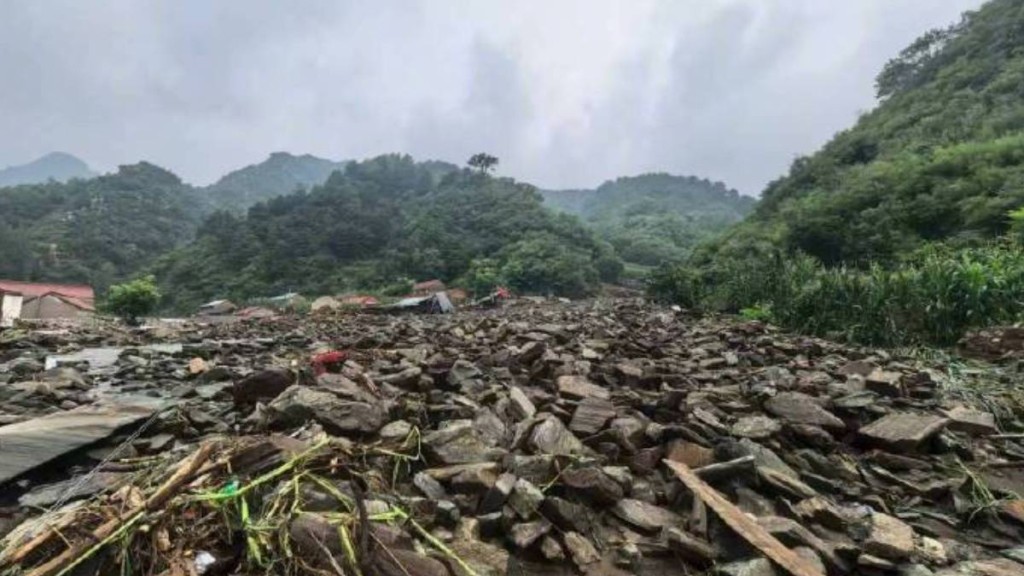 河北灤平暴雨引發山泥傾瀉，已造成8人死亡，4人仍然失蹤。人民日報