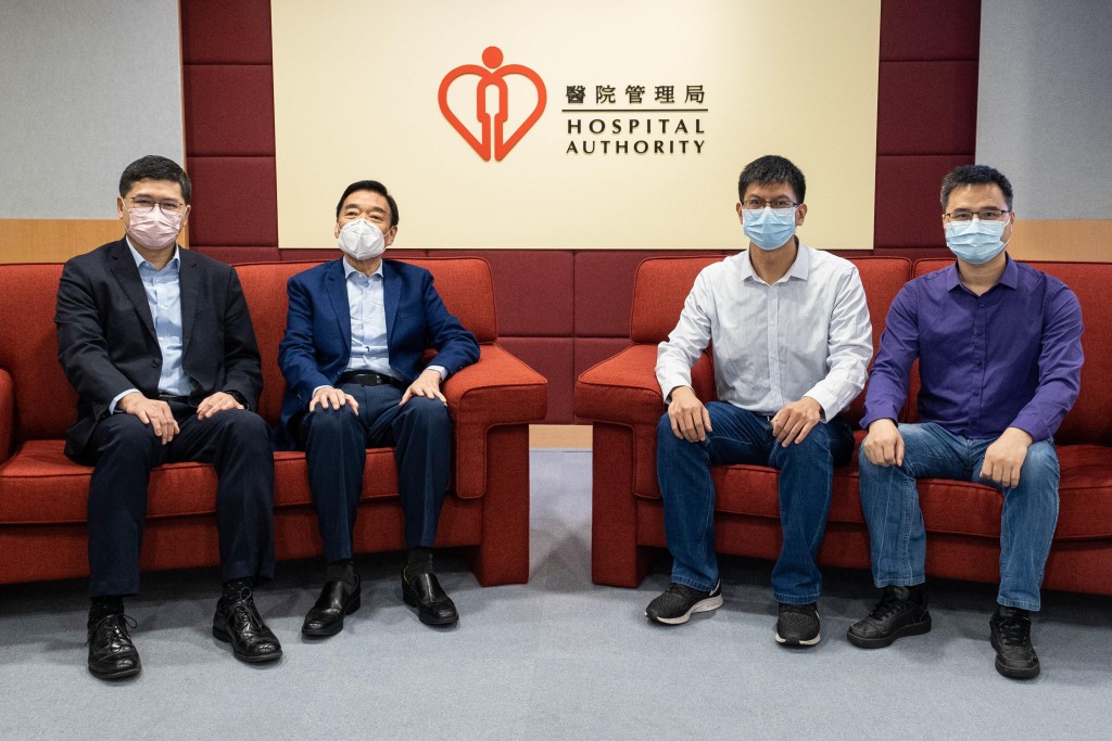 范鴻齡（左二）和高拔陞醫生（左一）與主任醫師謝東平（右二）和副主任醫師吳廣平（右一）會面，感謝兩人來港參與「大灣區中醫訪問學者計劃」。政府新聞處