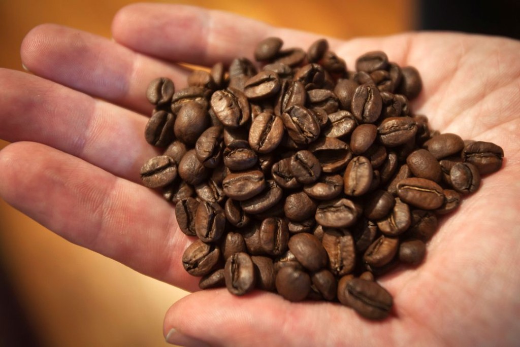 咖啡所含的咖啡因，过量摄取会影响人体的骨质。路透社