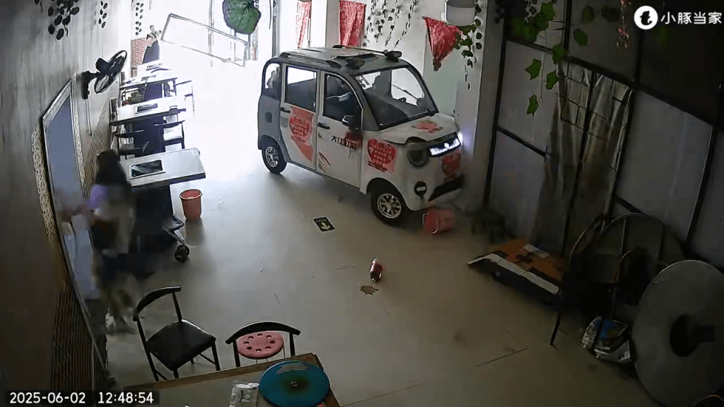 李鑫蕊在車輛即將撞上妹妹的瞬間,將妹妹一把抱起 躲到了安全地帶。 李鑫蕊在車輛即將撞上妹妹的瞬間,將妹妹一把抱起 躲到了安全地帶。