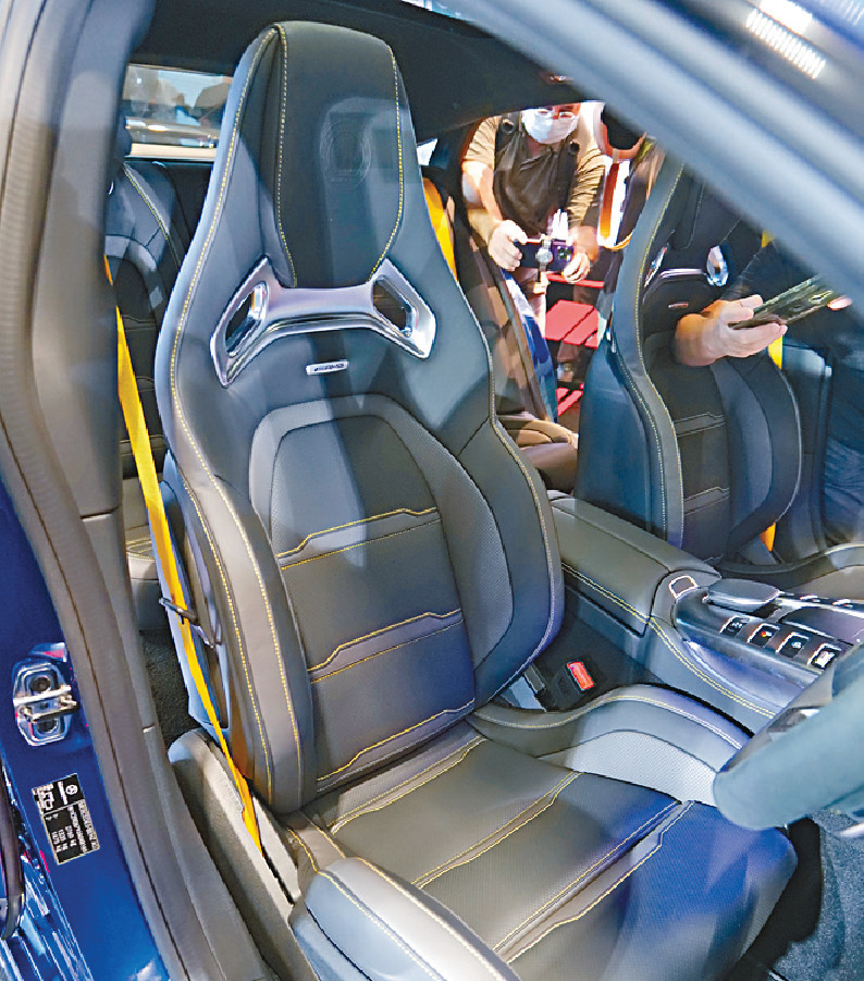 ■展示车额外配上Performance Seats桶形座椅。