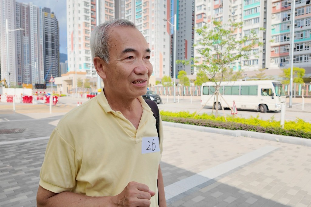 業主盧先生很感謝鄧家彪是次組織「睇樓團」活動,讓他更了解相關流程的細節,也有機會「見返街坊」。 業主盧先生很感謝鄧家彪是次組織「睇樓團」活動,讓他更了解相關流程的細節,也有機會「見返街坊」。