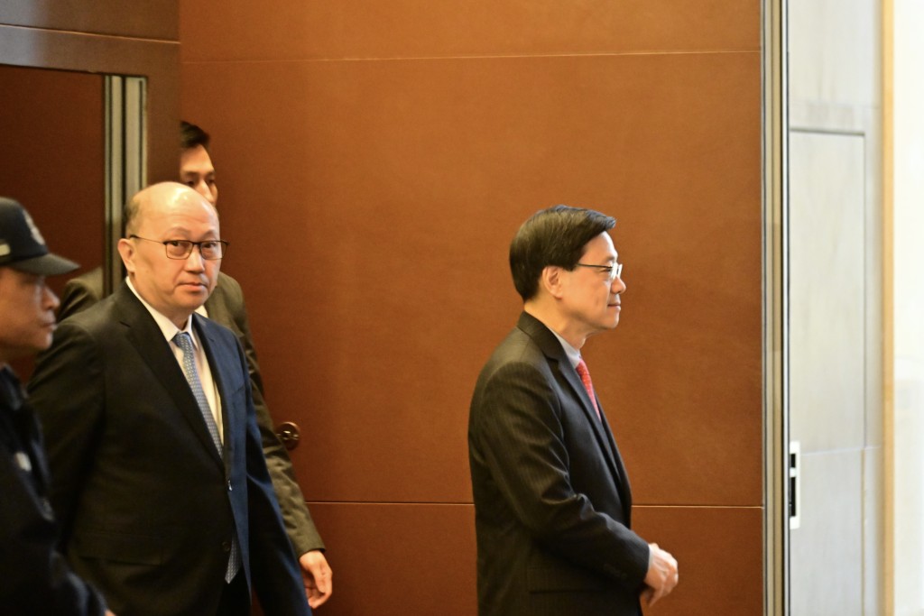 左起︰中联办主任郑雁雄、行政长官李家超。陈极彰摄